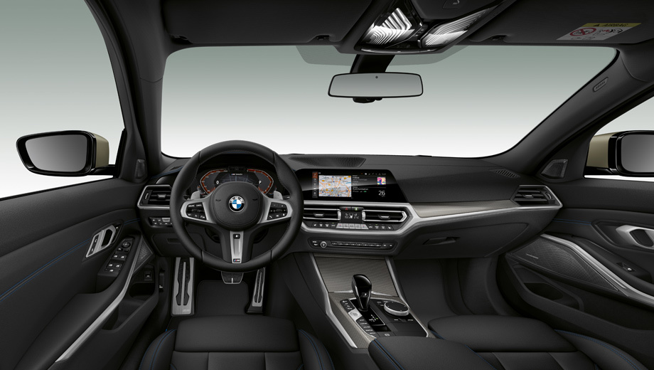 Название версии M340i написано по центру цифровой приборки, и схожий «автограф» есть на порогах у передних дверей. Кресла отделаны в M-специфике искусственной кожей Sensatec пополам с алькантарой. В остальном всё как у обычной «трёшки».