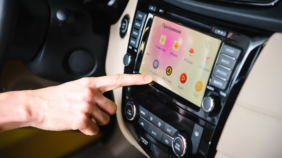 Система <a href="/e/BwI1wEAAAl8" class="c-link">Яндекс.Авто</a> предлагается в исполнениях SE Yandex (1 808 000–1 983 000 рублей) и LE Yandex (2 073 000–2 153 000). В обеих имеется восьмидюймовый сенсорный дисплей, тогда как даже у топ-версий экран на дюйм меньше.