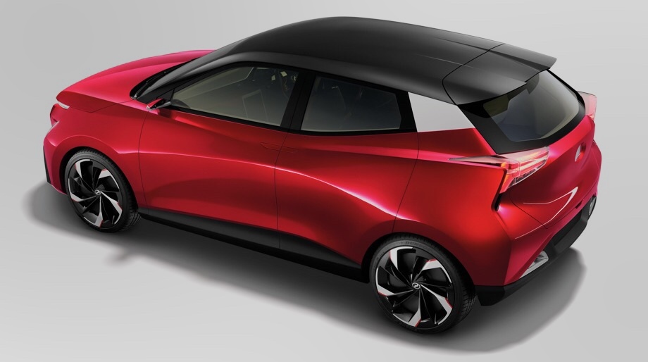 Задние двери с выдвижными ручками открываются против хода. Боковые зеркала не заменены камерами, а совмещены с ними. При попытке создать эффект парящей крыши использованы топорные средства. Хэтч в отрыве от азиатских бюджетников напоминает первые <a href="/e/BkeHAEAACCM" class="c-link">DS-машины</a>.