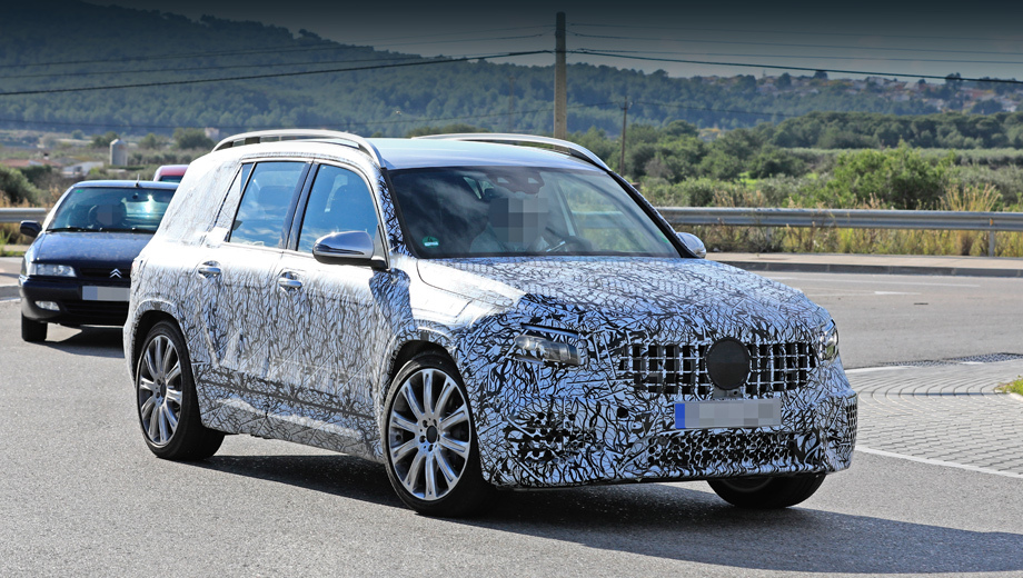 Едва ли на малыше GLB 35 зубья решётки будут вертикальными, словно у какого-нибудь <a href="/e/By3eQEAAAoE" class="c-link">AMG GLC 63</a>. Скорее, тут маскировка, а в итоге получатся две горизонтальные планки, как на собратьях по платформе.