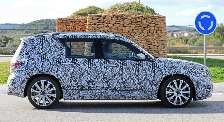 Некоторые ждут от Мерседеса GLB чуть ли не буквального повторения стиля <a href="/e/BvbxAEAAAOU" class="c-link">G-класса</a> в масштабе. Такого не будет. И всё же по сравнению с ближайшими сородичами, А-классом и паркетником GLA, GLB окажется более угловатым и «коробчатым», и по внутреннему простору, вероятно, даст им фору.