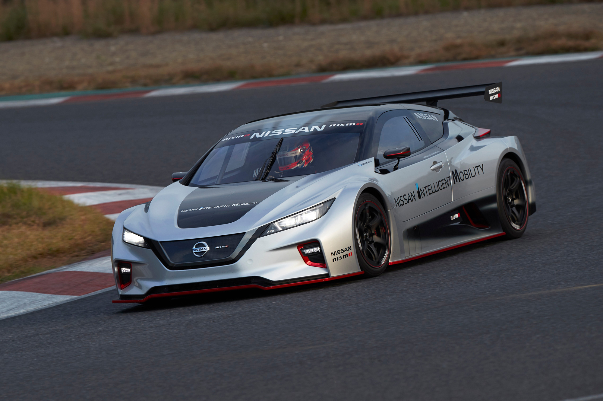 Гоночный электрокар Nissan Leaf Nismo RC освоил полный привод — ДРАЙВ