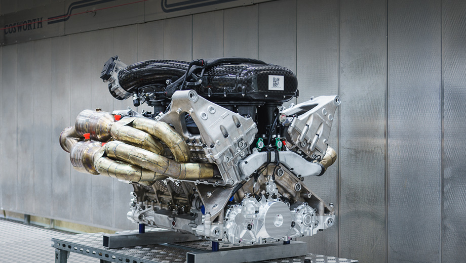 Aston martin valkyrie. Двигатель Валькирии был разработан Астоном в кооперации с известной британской компанией Cosworth.