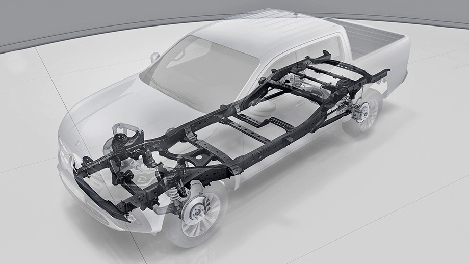 Глубоко в основе Х-класса ― пикап <a href="https://www.drive.ru/news/nissan/53984c9295a65603cc8b4587.html" target="_blank" rel="noopener" class="c-link">Nissan Navara</a> (он же NP300 Navara, заводской код D23) образца 2014 года, в свою очередь эволюционировавший из модели Frontier 2004 года. Поперечины рамы переработаны. Кабина увеличена в ширину примерно на 70 мм, а в высоту ― приблизительно на 30 мм. Выпускаются Х-класс и Navara на одном заводе Nissan Motor Iberica в Барселоне, а скоро Mercedes освоит и завод Renault в аргентинской Кордове, который уже производит соплатформенный грузовичок <a href="/e/Bjf3AAAAAAw" class="c-link">Renault Alaskan</a>.