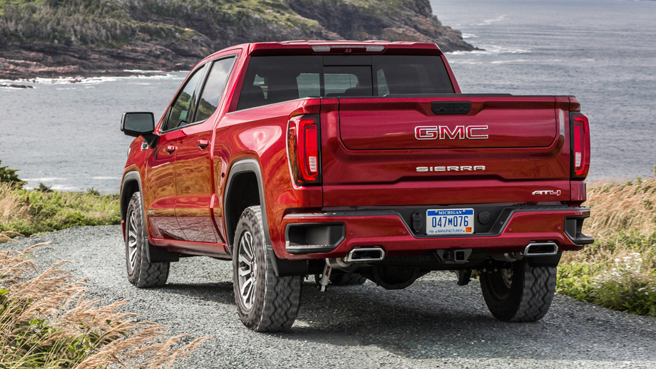             Помимо ряда иных особенностей шильдик AT4 на Сиерре означает лифт подвески на пять сантиметров, усиленные амортизаторы Rancho, стандартный помощник спуска с холма и переключатель режимов движения Traction Select, защитные пластины под днищем.
