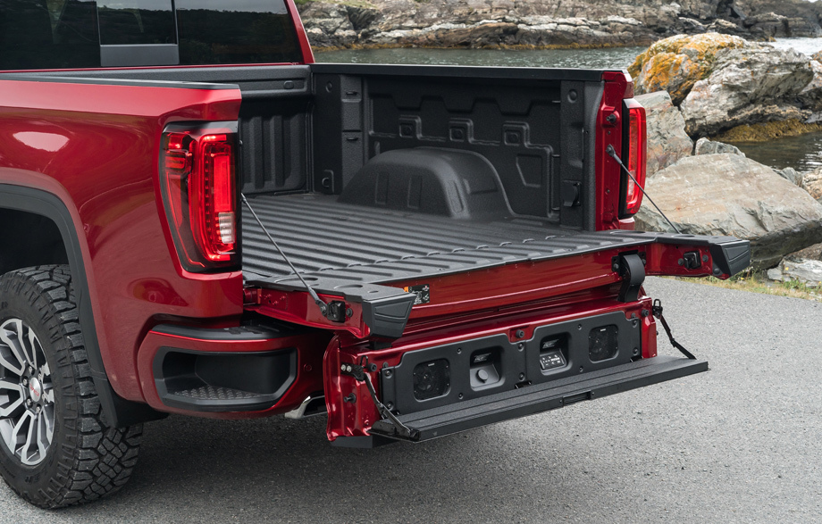             Стандартным на всех Сиеррах AT4 является уникальный многофункциональный задний борт MultiPro с дополнительной створкой, лесенкой и несколькими иными функциями.
