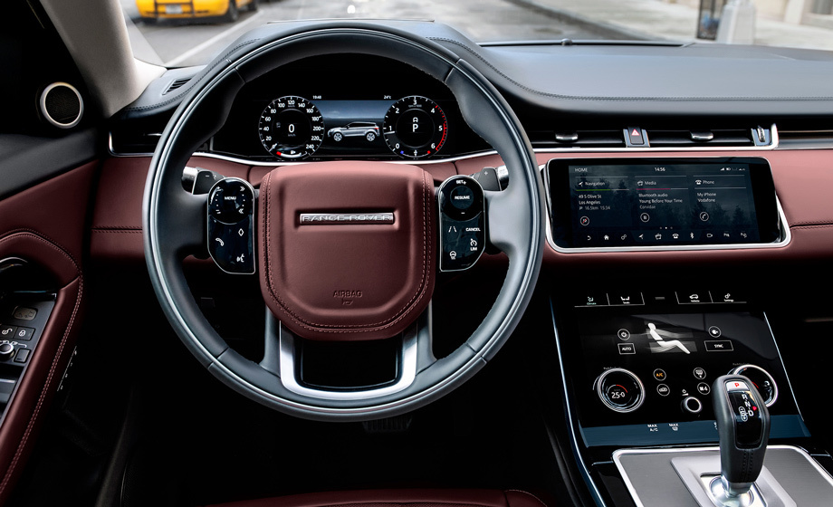 В самых богатых Эвоках стоит медиасистема Touch Pro Duo с двумя экранами, третьим является виртуальная приборка, а четвёртым — лобовое стекло с проекционным дисплеем.