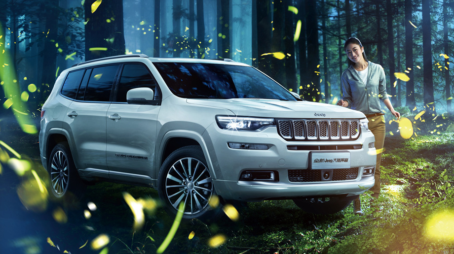             Трёхрядный <a href="/e/BthKgEAAAHs" class="c-link">Grand Commander</a>, адресованный исключительно рынку Китая, недавно получил пятиместную <a href="/e/Bwt-QEAAA8c" class="c-link">версию</a>. Будто бы FCA хочет продавать эту модель в США, но та не соответствует имиджу марки Jeep. В принципе, из Коммандера действительно мог бы выйти достойный семейный Chrysler.
