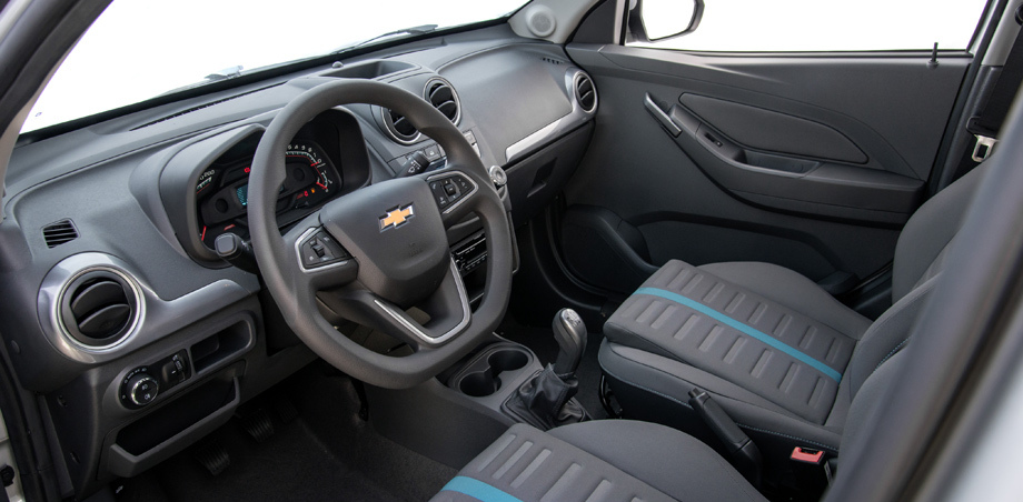             Нынешний пикап оснащается битопливным мотором 1.4 Econoflex (92 л.с. и 126 Н•м на бензине) и пятиступенчатой «механикой». Грузоподъёмность составляет 717–756 кг в зависимости от версии. Стоит такой автомобиль от 51 590 реалов (907 000 рублей).
