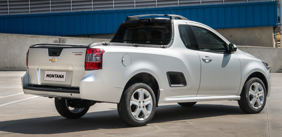             Нынешняя модель Montana бразильского производства (на некоторых рынках Chevrolet Tornado и Chevrolet Utility) построена на платформе Gamma II и является ближайшей родственницей хэтчбека <a href="https://www.drive.ru/news/chevrolet/4efb335700f11713001e4baf.html" target="_blank" rel="noopener" class="c-link">Agile</a>. Длина пикапа равна 4514 мм, ширина — 1700, высота — 1577, база — 2669 мм.
