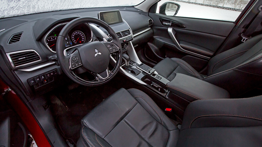             Приятных глазу материалов в Эклипсе даже слишком много: глянцевая вставка на руле неуместна. Только Mitsubishi не подсвечивает зону выхода и не затемняет зеркало. Дверь со стороны проёма покрашена без лака. У климат-контроля — один режим работы, а не три.
