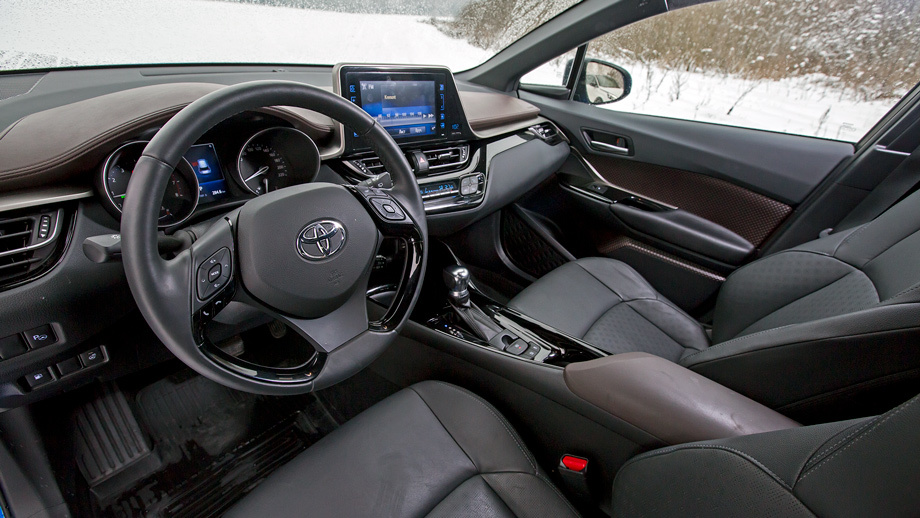             В игривом интерьере Тойоты синева подсветки кажется приятной. Есть классические жидкокристаллические часы справа от центрального экрана. Управлять семью квазипередачами вариатора можно только селектором ― подрулевых лепестков нет.
