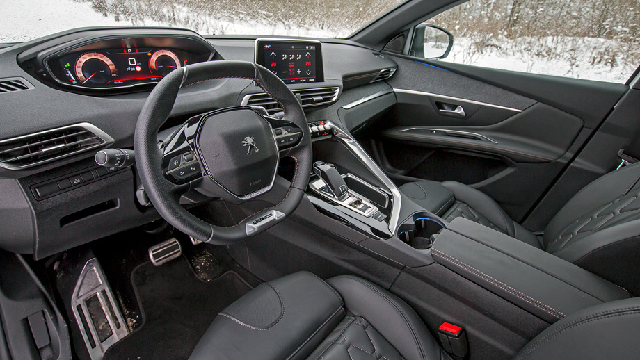             Пластик в Peugeot выглядит шикарно, хотя на самом деле мало где продавливается. Кнопки и регуляторы приятно нажимаются и крутятся, но в темноте надо знать, как это делать: подсвечены не сами клавиши, а символы рядом.
