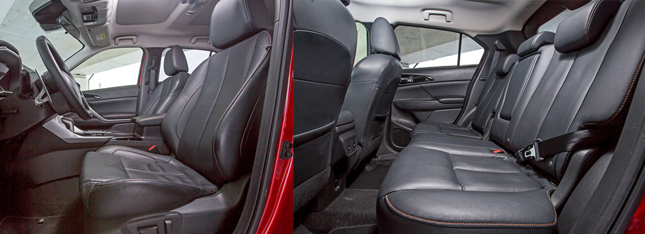             Передние кресла Эклипса хорошо держат бёдра, но мягковаты. Сзади просторнее, чем в конкурентах, и есть регулировки: продольная и наклона спинки. Некоторую нехватку места в высоту можно списать на опционный люк в крыше. Подогреваются и подушка, и спинка дивана.
