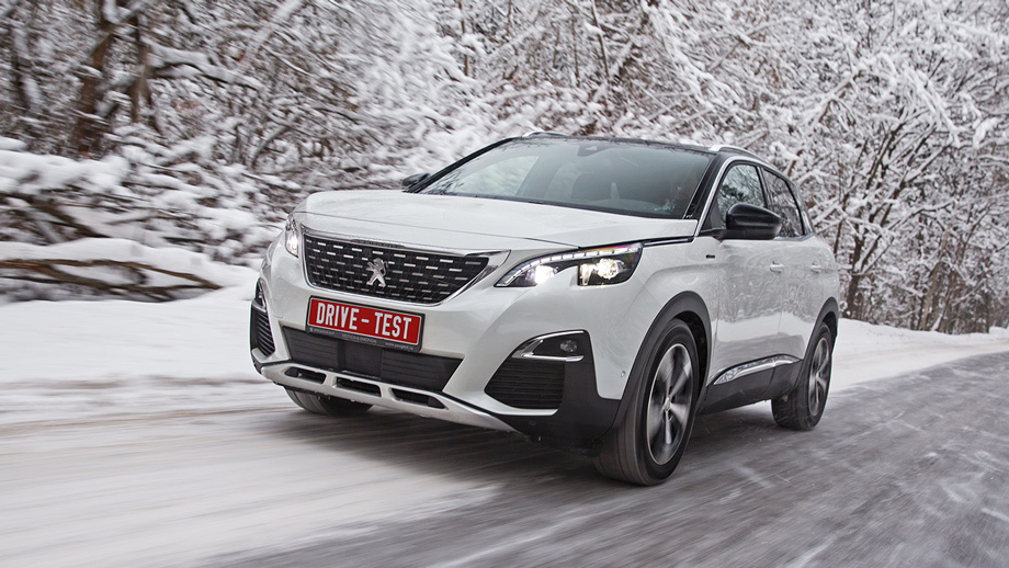             Только у Peugeot поводки передних стеклоочистителей не поднимаются вручную, чтобы вычистить снег и лёд. Правая щётка не полностью заходит в сектор очистки левой, отчего по стеклу текут остатки воды. Зато бачок омывателя — самый большой: 5,3 л!
