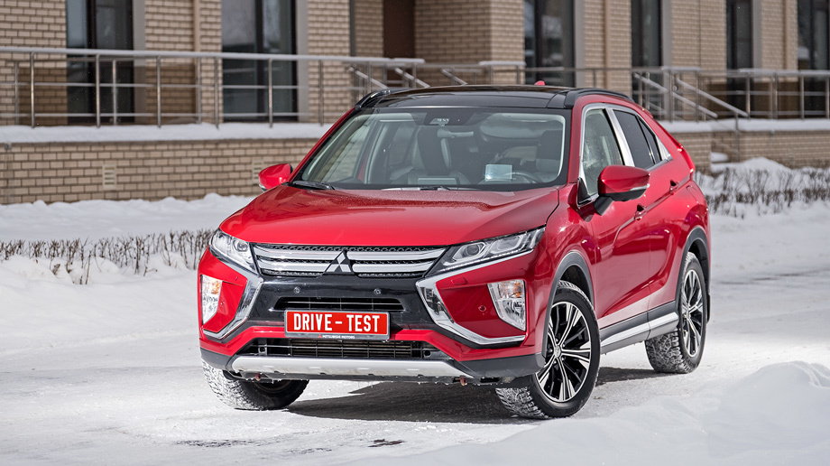             Не вдаваясь в подробности, скажу так: встречаются лоукостеры столичного каршеринга с таким же пробегом в заметно лучшей форме. У Эклипса передние поворотники загораются традиционно, у двух других машин в тесте — прогрессивно.
