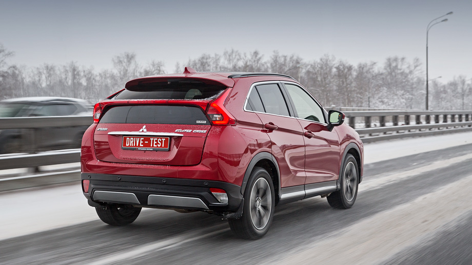             По аналогии с <a href="https://www.drive.ru/test-drive/porsche/5c0e8328ec05c4736e00009b.html" target="_blank" rel="noopener" class="c-link">Porsche</a> ждёшь, что перемычка между фонарями будет светиться, но нет. У Эклипса пять фиксированных комплектаций, а берут в основном две полноприводные. Под капотом — в любом случае турбомотор 1.5, дефорсированный до 150 л.с., и вариатор.
