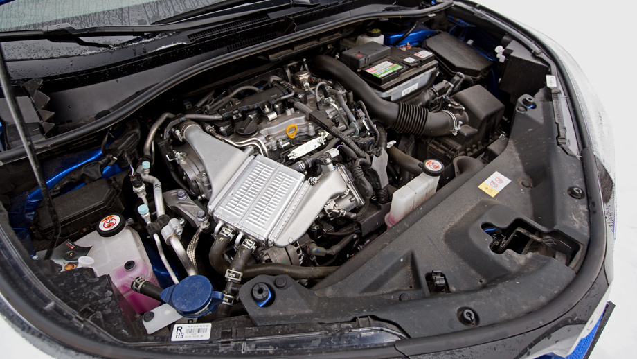             Полноприводным C-HR в России полагается только 115-сильный турбонаддувный двигатель 8NR-FTS со степенью сжатия 10,0. Несмотря на небольшой рабочий объём, у него четыре цилиндра, а не три. Компанию ему составляет вариатор с силовым диапазоном 6,26, во всех режимах имитирующий ступенчатую трансмиссию.
