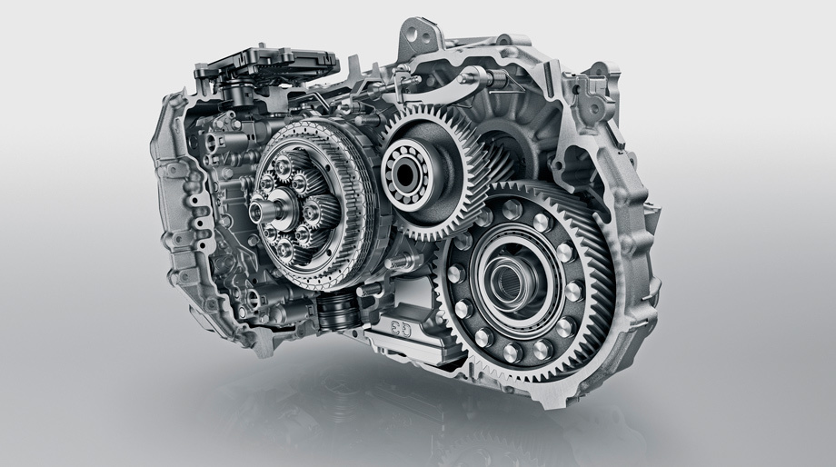             Модернизированная автоматическая коробка передач Aisin получила новый индекс EAT6: Efficient Automatic Transmission 6-gear. У агрегата усовершенствованные гидротрансформатор и электрогидравлический блок переключения, в который добавлен насос и изменена конструкция уплотнительных колец для поддержания рабочего давления жидкости на оборотах, близких к холостому ходу. Принятые меры позволили повысить предельное значение передаваемого момента с 340 до 400 Н•м. Кроме того, у «автомата» новый теплообменник и более жёсткое крепление гидротрансформатора, что должно снизить вибрации и риск перегрева.
