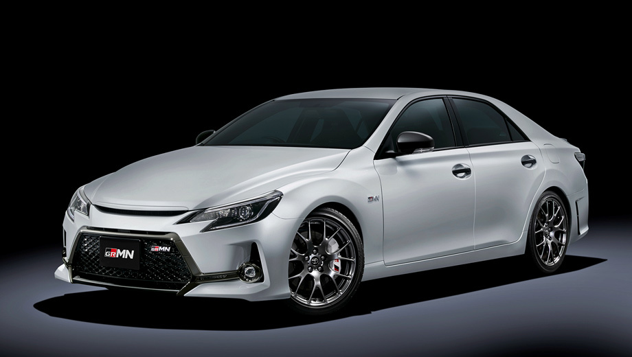 Внешне новичок дословно повторяет штатный «заряженный» вариант 350RDS GR Sport, который продаётся за 4 428 000 иен (2,7 млн рублей) с таким же мотором, но в паре с шестидиапазонным «автоматом». Mark X GRMN отличается не только ручной коробкой — дьяволёнок скрывается в деталях.