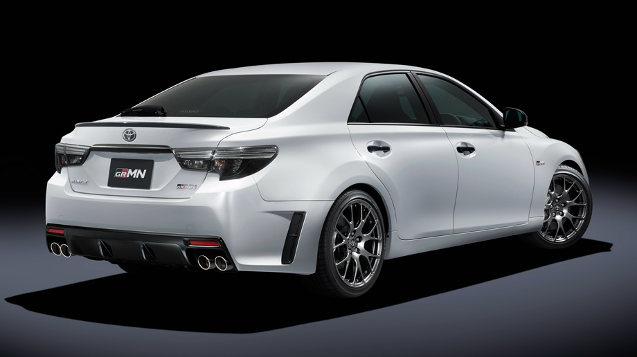 «В базе» идут кованые диски с шинами размерности 235/40 R19 спереди и 255/35 R19 сзади. В качестве опции предлагается крыша из пластика, армированного углеволокном. Она уменьшает массу машины на 10 кг и снижает центр тяжести, но стоит 270 000 иен (167 000 рублей).