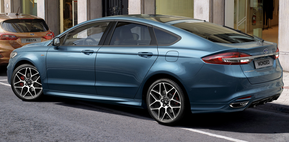             Сзади — новые фонари, соединённые планкой в матовом серебре или хроме (в зависимости от версии), аналогичные оптике, которая досталась заокеанскому клону <a href="/e/BkeHAEAAB98" class="c-link">Ford Fusion</a> ещё при рестайлинге 2016 года.
