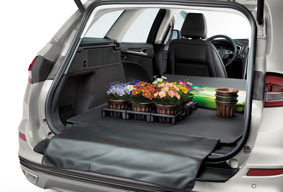             Компания надеется, что покупателей гибридного универсала привлечёт сочетание экономичности с приличным багажником (403/1508 л с разложенным/сложенным вторым рядом).
