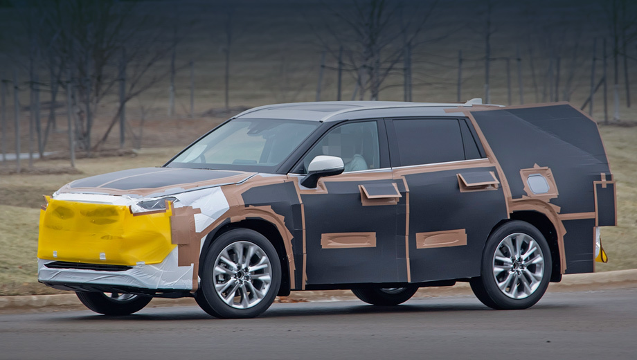             Знакомый профиль угадывается, несмотря на картонки, плёнку и скотч. Так и должен выглядеть камуфляж, в спешке сделанный дилетантами из подручных средств. Хорошая новость —  Highlander полностью готов к премьере, которая наверняка пройдёт в США (фото сделано в Мичигане).
