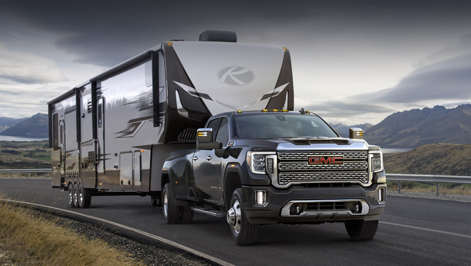 Пожалуй, самая внушительная версия — Sierra 3500 HD Denali Dual Rear Wheel. Она не случайно показана в таком виде. Производитель заявляет, что Sierra HD, в зависимости от модификации и мотора, может буксировать прицеп с массой «значительно больше 30 000 фунтов» (13 608 кг). Более точные характеристики обещаны позднее.