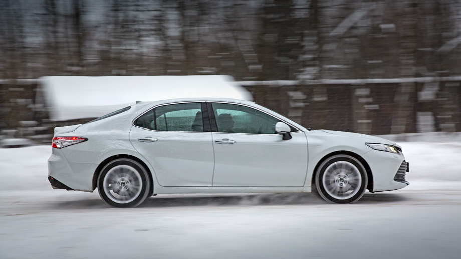             Поскольку тормоза у всех Camry, включая 250-сильные, одинаковы, рекомендуем на зиму запастись отдельным комплектом 17-дюймовых колёс. Выйдет не сильно дороже, чем от сезона к сезону монтировать 18-дюймовые шины, а плавность хода существенно улучшится.
