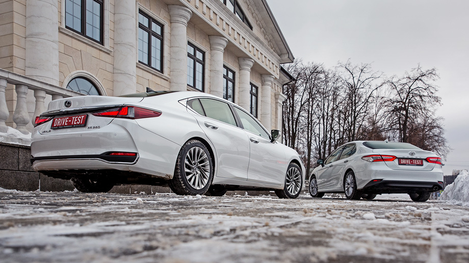             Базовые Camry лишены бесключевого доступа (появляется лишь в комплектации Элеганс Safety), Лексусов без него не бывает в принципе. К тому же ES обладает датчиками в каждой ручке, а Toyota реагирует только на контакт с передними дверями.
