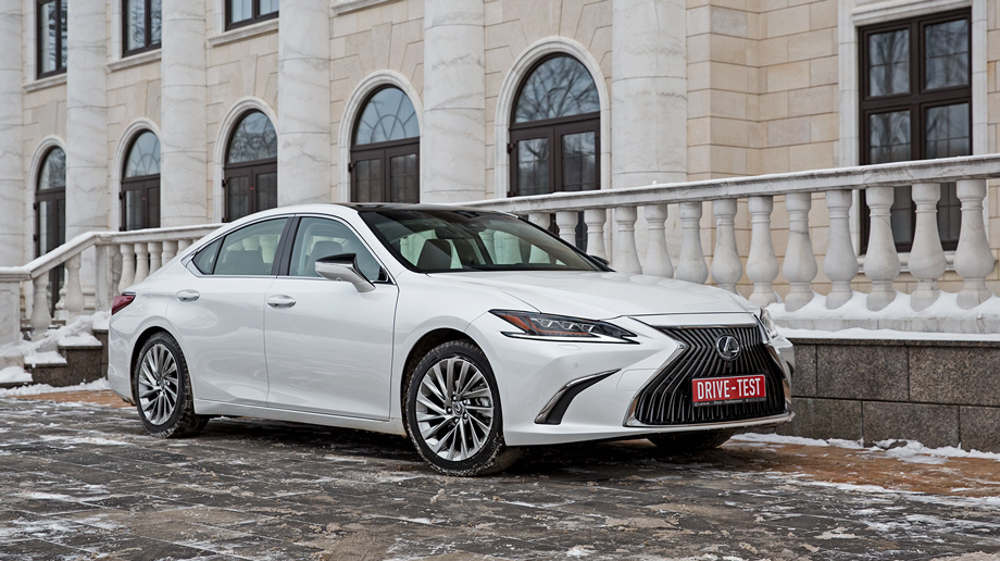             Lexus красят в 12 цветов и только в чёрный акрил — бесплатно. «Металлики» стоят 45 000 рублей. Палитра Camry вдвое меньше, но доплата за «металлики» не превышает 21 тысячи. Только за «белый перламутр» просят 32 тысячи против 67 тысяч у Лексуса.
