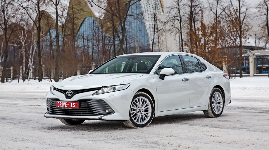             От хорошо знакомой вам по редакционной Camry версии «Элеганс» Safety за 1 951 000 рублей «Престиж» отличается мультимедийной системой, приборами, фарами и, главное, 18-дюймовыми колёсами, ухудшающими плавность хода. Из-за них-то мы не рекомендуем тратить 112 тысяч.
