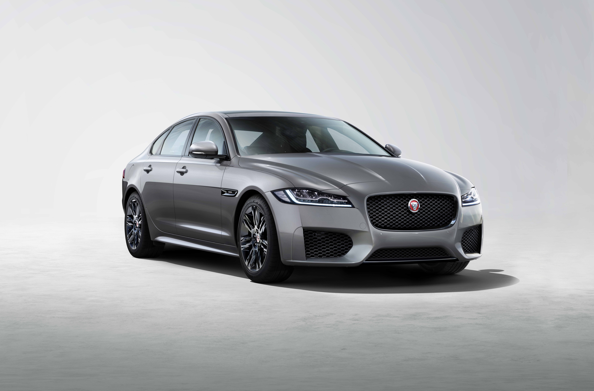 Серия Jaguar XF Chequered Flag привлекла внимание к модели — ДРАЙВ