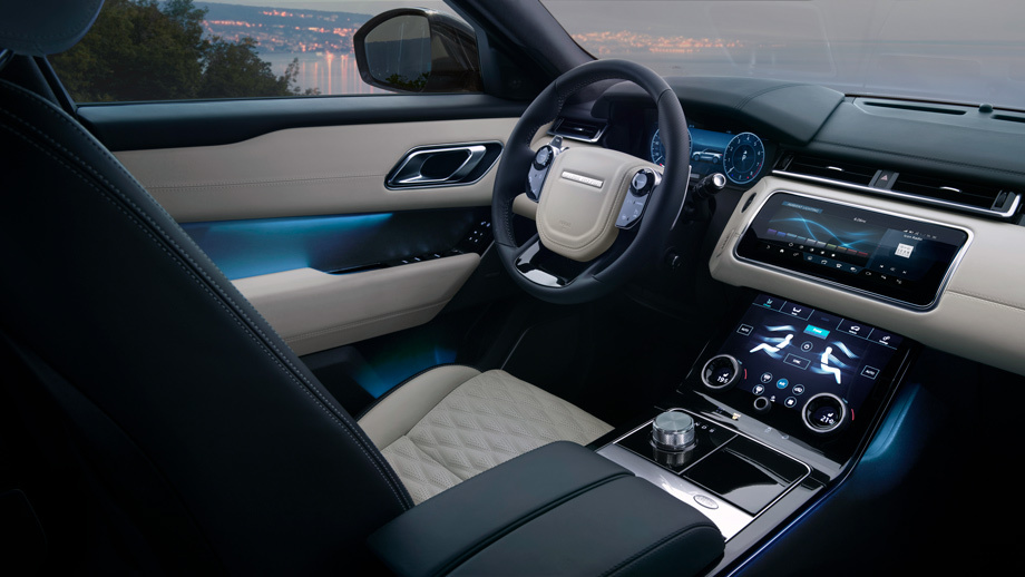             Салон обещает «обострённое ощущение роскоши». Перфорированная стёганая кожа Windsor с двойным швом идёт в четырёх цветовых комбинациях (Ebony, Cirrus, Vintage Tan, Pimento). Ещё для интерьера предусмотрен «углеволоконный» пакет.
