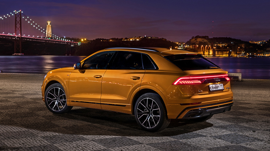             Базовый цвет для Q8 — чёрный, а этот — Dragon Orange за 73 655 рублей. Краски Audi exclusive дороже: от 354 113. Стандартными колёсами в России являются 20-дюймовые, а за такие 22-дюймовые просят 225 тысяч или 126 тысяч при наличии пакета Design за 750 000.
