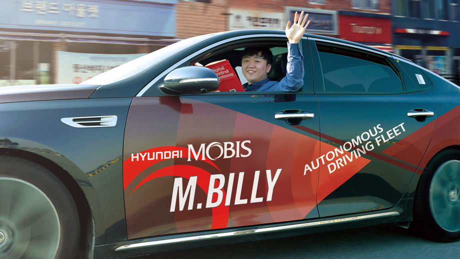 У Мобиса есть три автономных прототипа M.Billy (от слова mobility) на базе Kia K5 (<a href="/e/BwvCwEAAA5o" class="c-link">Optima</a>), которые отвечают третьему уровню по нормам SAE. На борту машины — 25 датчиков восьми типов. Год назад Mobis объявил о старте испытаний M.Billy «на дорогах по всему миру»: в США, Корее и Германии.