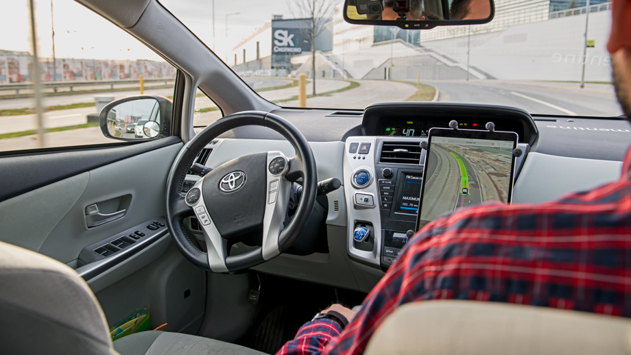 Яндекс <a href="/e/BwOfAEAAAdA" class="c-link">катает</a> беспилотники в России и Израиле. Причём в подмосковном <a href="/e/ByNywEAAAqk" class="c-link">Сколково</a> и казанском <a href="/e/BxWeQEAAAnY" class="c-link">Иннополисе</a> осуществляет пассажирские перевозки, во время которых инженер находится на переднем пассажирском сиденье. На конец 2018 года было совершено около 2300 поездок.