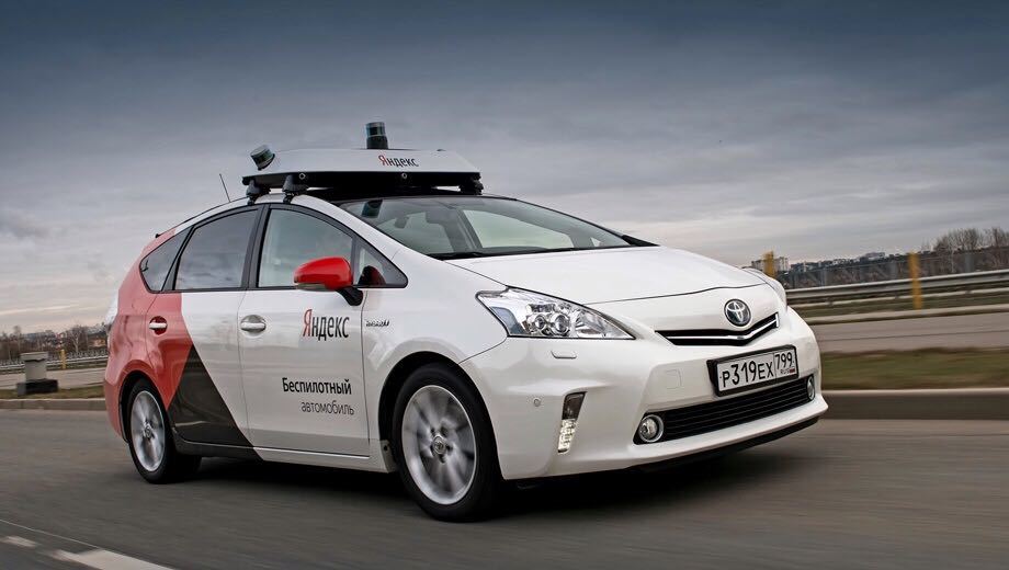 Сегодня парк Яндекса состоит из полутора десятков подержанных <a href="/e/BoqtQEAABCY" class="c-link">Приусов</a> европейской и американской спецификаций, оснащённых лидарами, камерами, GPS-датчиками и мощной системой обработки данных. До конца года он должен достигнуть 100 машин.