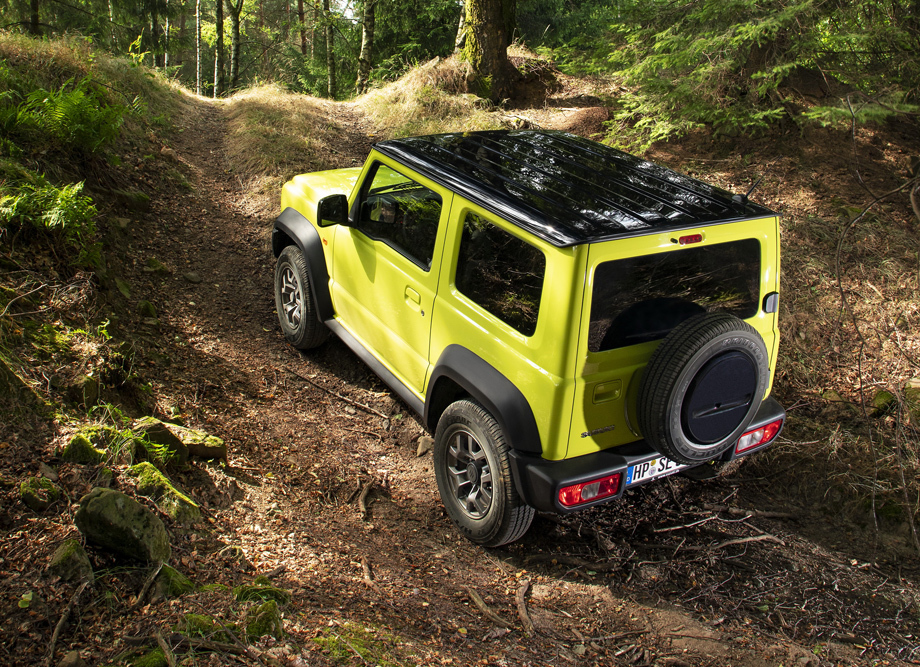 Новый Jimny, по замыслу компании, должен помочь ей поднять продажи в 2019 году на 30%. В <a href="/e/Bz0KAEAABF0" class="c-link">2018-м</a> в России было реализовано 6016 автомобилей марки Suzuki, из них на долю Jimny (<a href="/e/B53IgEAAAkE" class="c-link">прошлого поколения</a>) пришлось 466 штук.