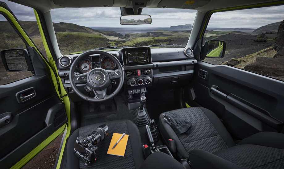 Зато ОТТС, опубликованный Росстандартом, обещает электростеклоподъёмники в передних дверях, кондиционер, аудиосистему, фронтальные подушки безопасности водителя и пассажира, электронную систему контроля устойчивости, мониторинг давления в шинах и систему вызова экстренных служб с автоматическим срабатыванием при опрокидывании. А опцией числится тягово-сцепное устройство.