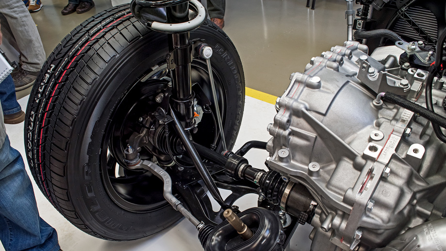             Поворотные кулаки и задние ступицы едины для Арканы, Каптюра и обоих поколений Дастера. Заявленный клиренс — 205 мм. Ходы колёс по сравнению с Каптюром неизменны, слегка строже пружины. Угловая жёсткость подвесок выросла в среднем почти на четверть. Передний стабилизатор жёстче на 38%, задний — на 55%.
