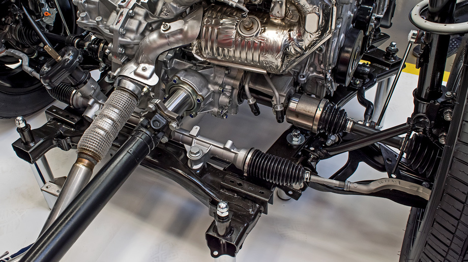             На 40% снижено усилие на руле в парковочных режимах. Передаточное отношение уменьшилось на 11%, но баранка длинновата и совершает три оборота от упора до упора.
