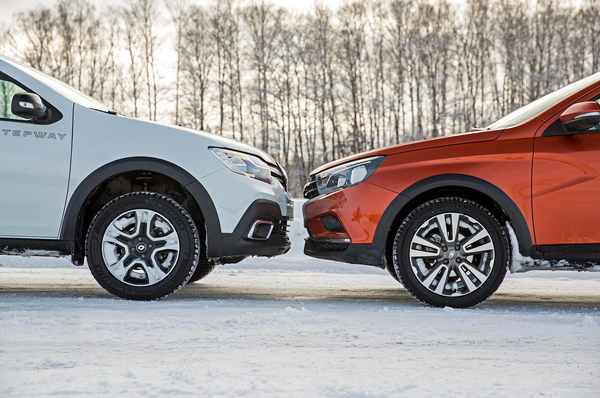 Буксуем на седанах Renault Logan Stepway и Lada Vesta Cross — ДРАЙВ