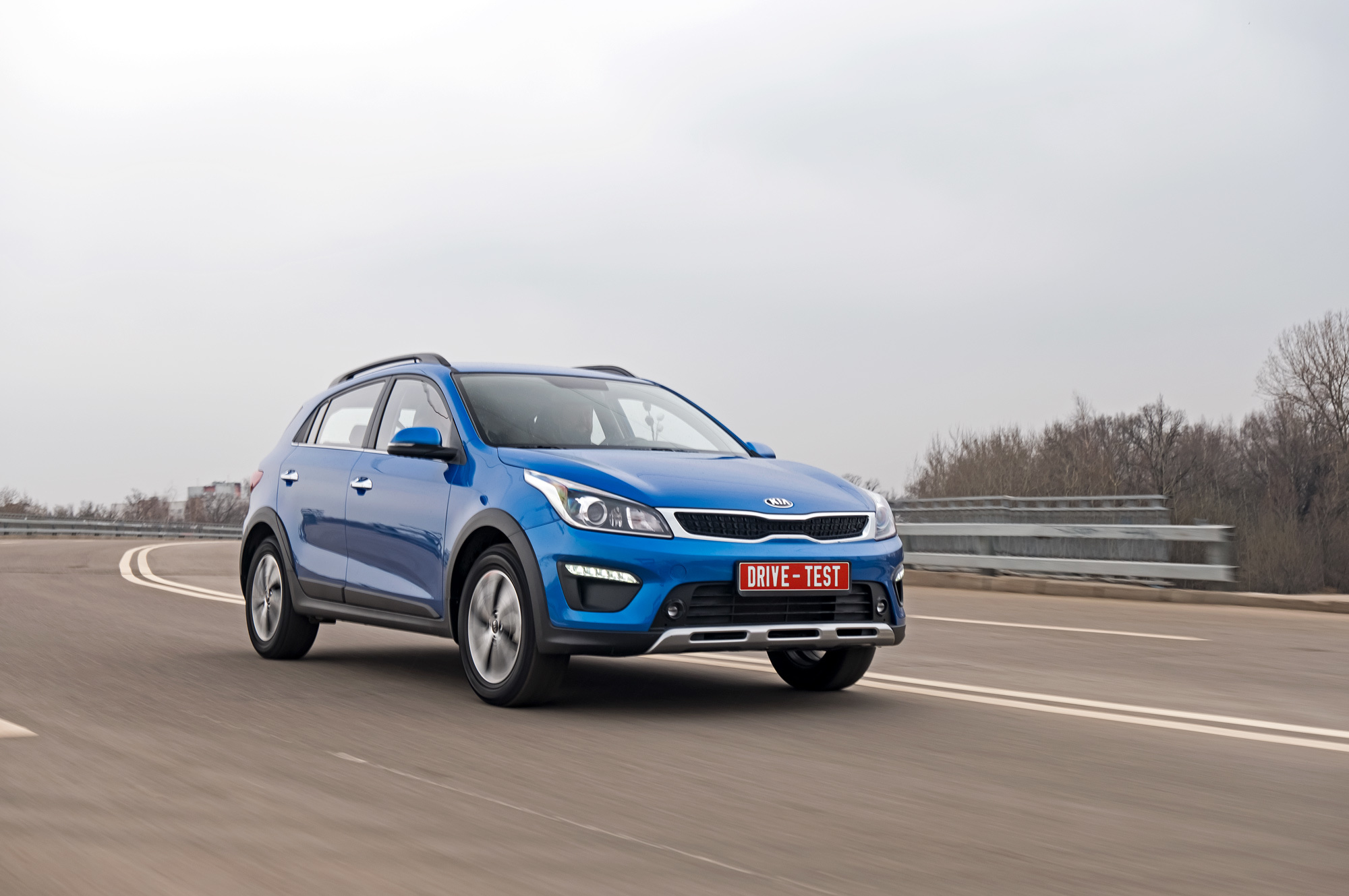 Сверяем клиренс обновлённого хэтчбека Kia Rio X-Line со старым — ДРАЙВ