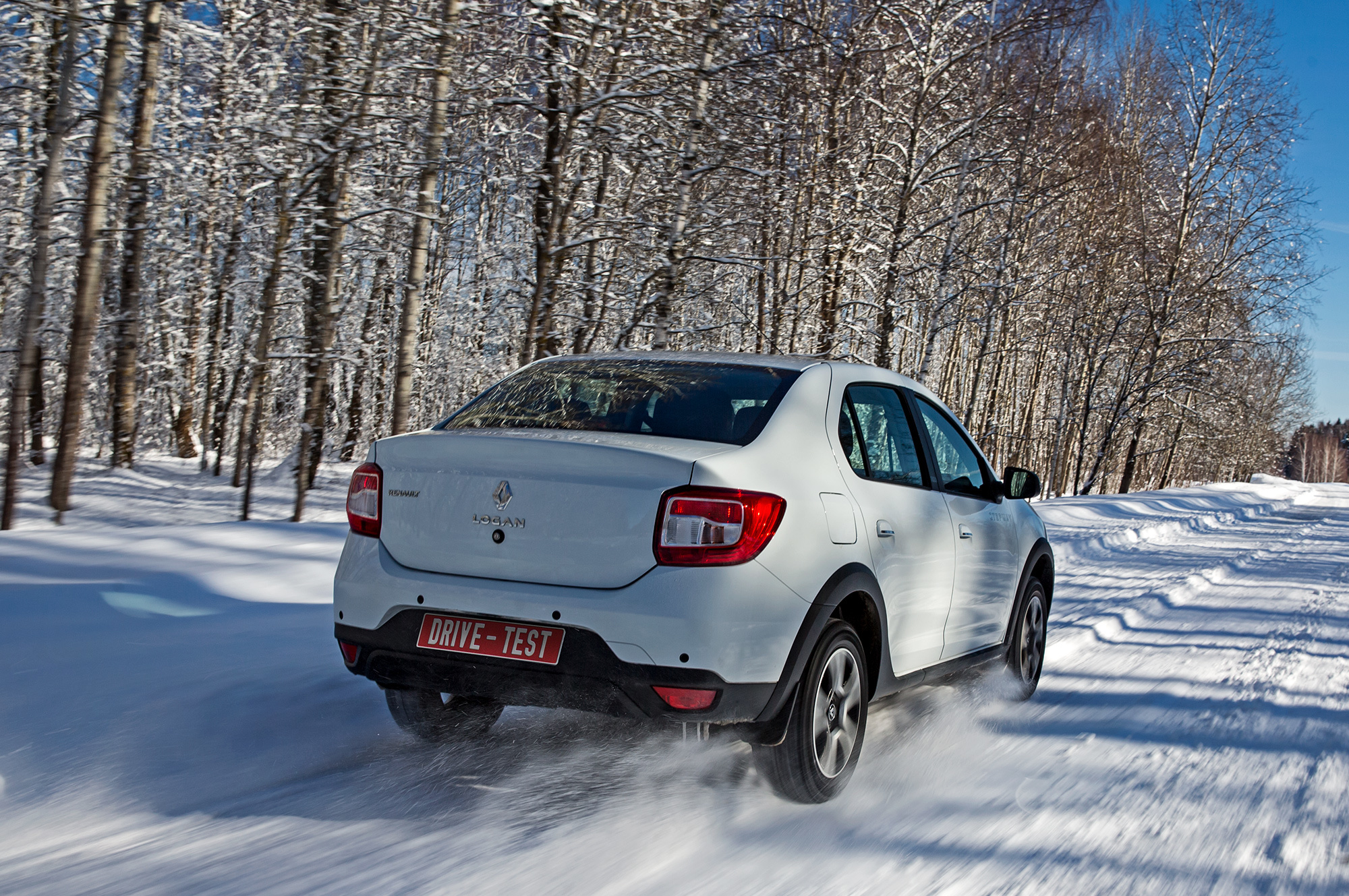 Буксуем на седанах Renault Logan Stepway и Lada Vesta Cross — ДРАЙВ