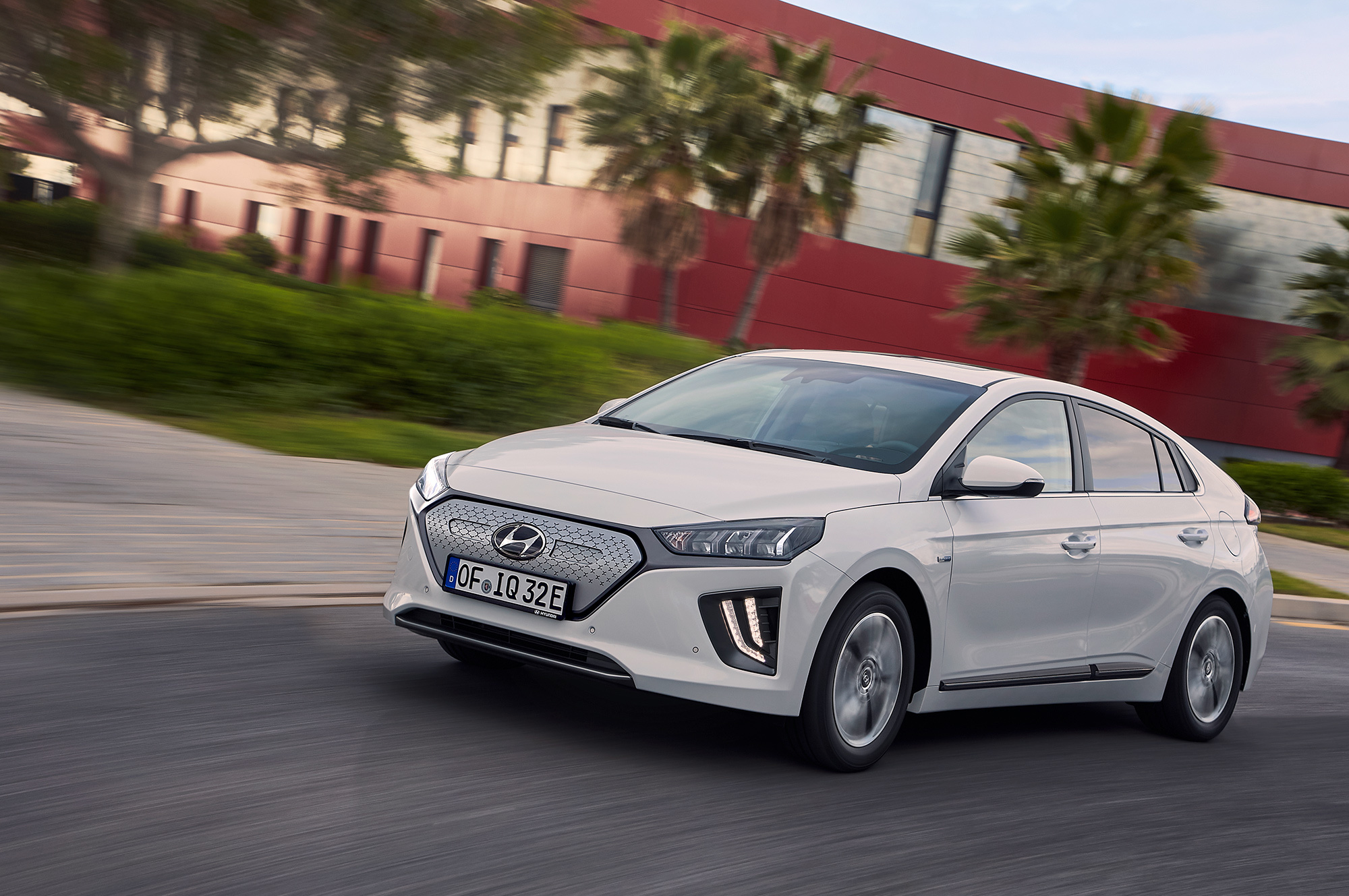 Электромобиль Hyundai Ioniq после рестайлинга поехал дальше — ДРАЙВ