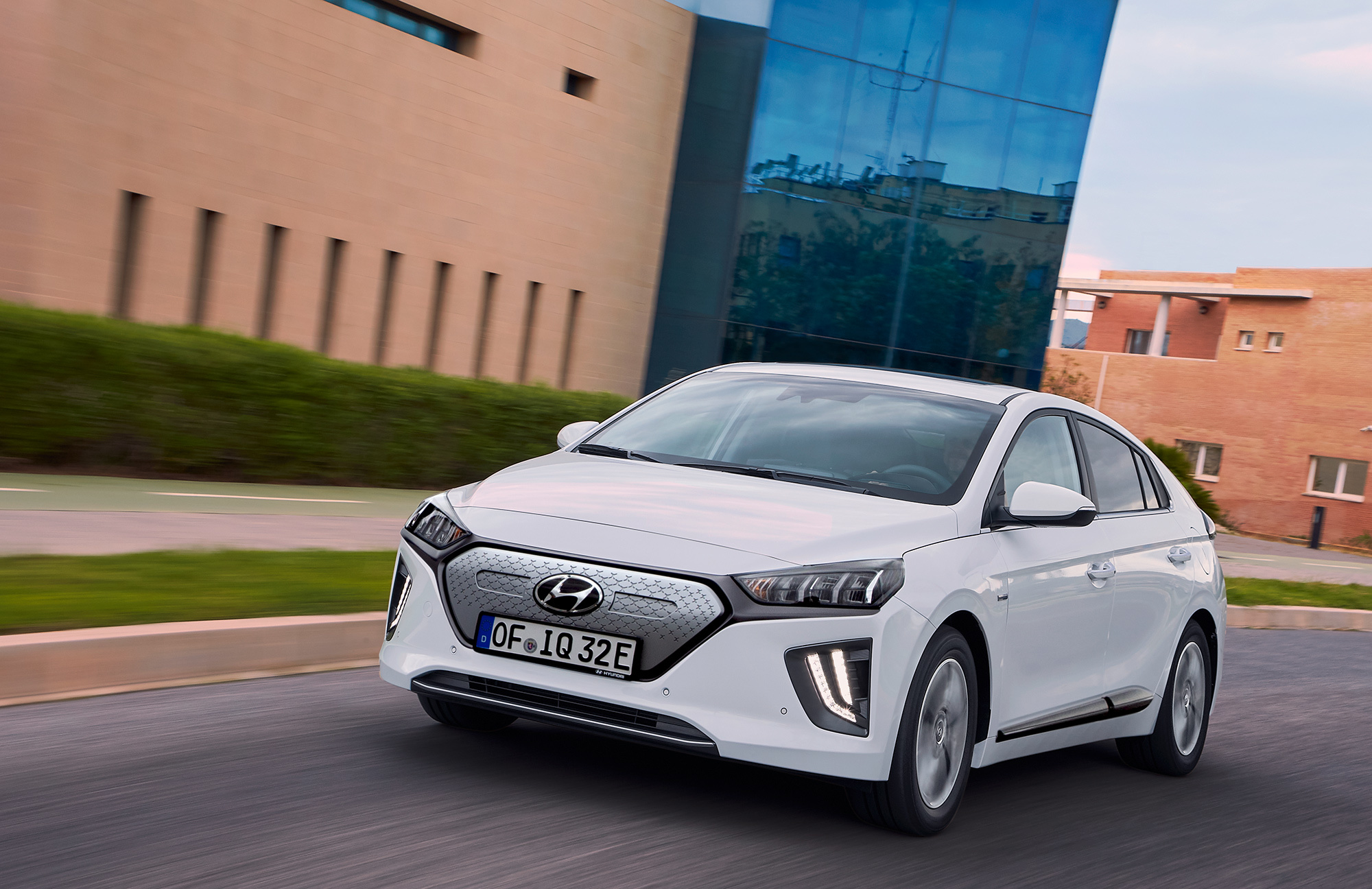 Электромобиль Hyundai Ioniq после рестайлинга поехал дальше — ДРАЙВ