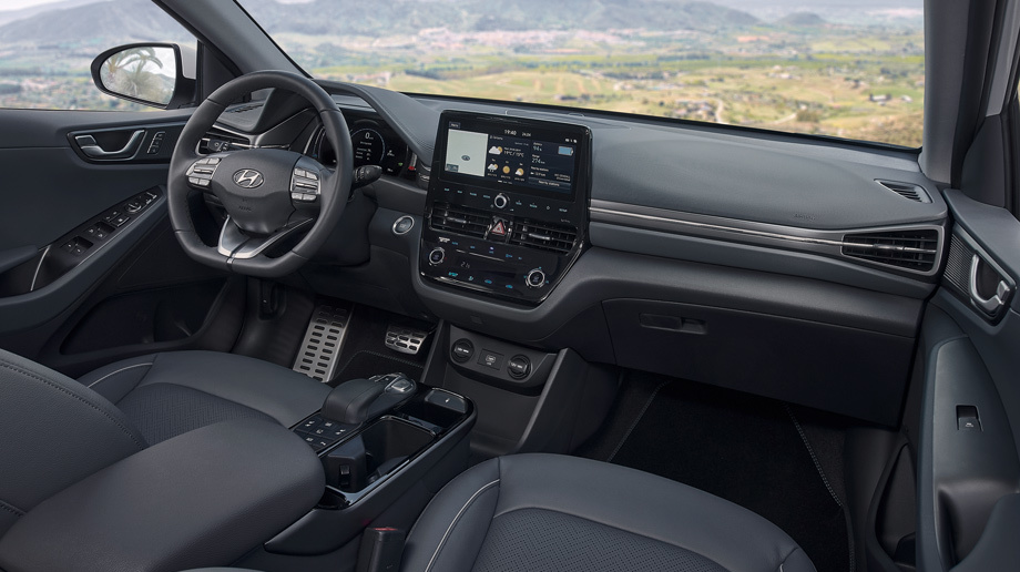 Интерьер посвежел, благодаря иному оформлению центральной консоли. Поменялось расположение вентиляционных дефлекторов, обновился блок климат-контроля. Экран мультимедийной системы увеличен до 10,25 дюйма по диагонали.