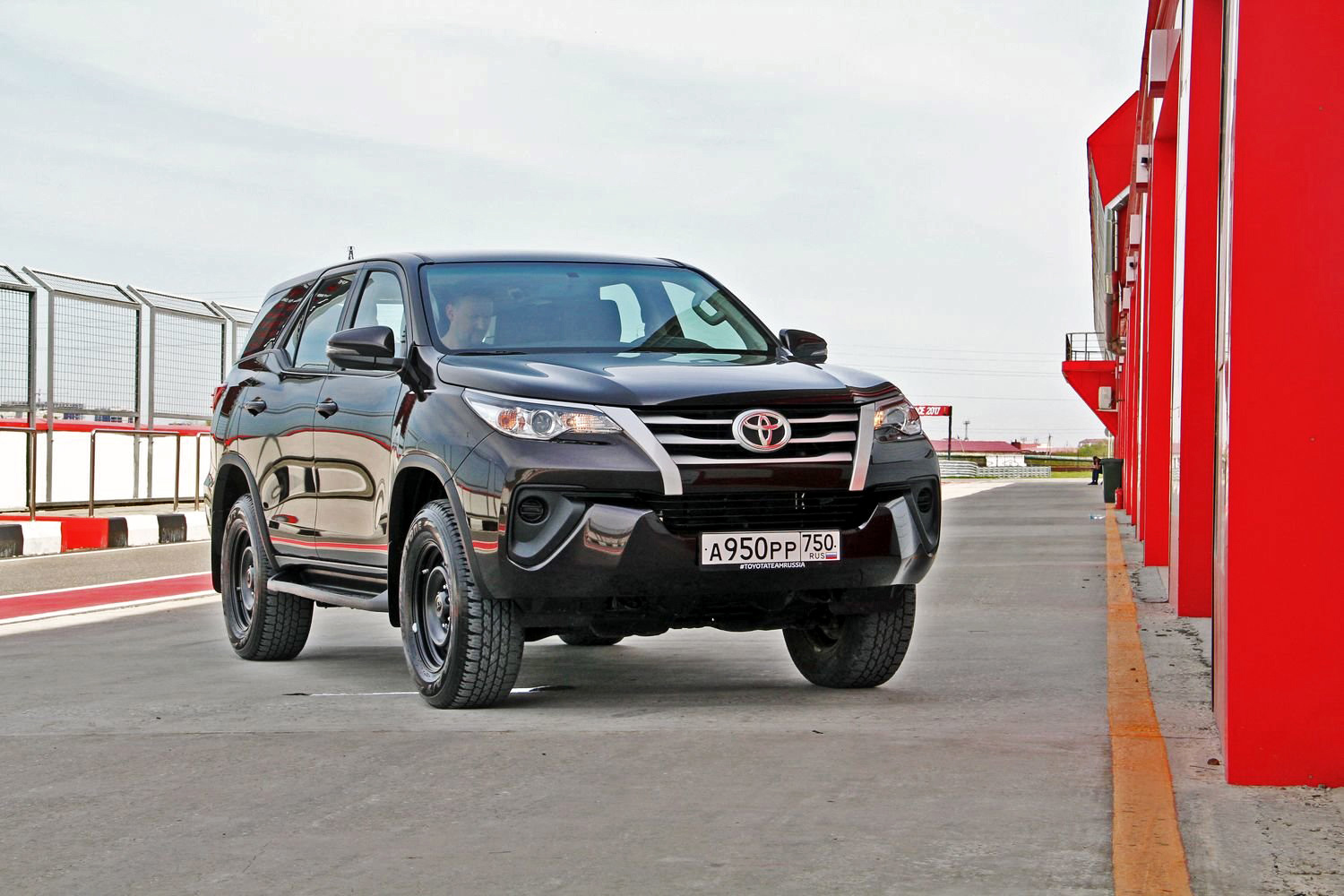 Прыгаем из бензинового рамника Toyota Fortuner в дизельный — ДРАЙВ